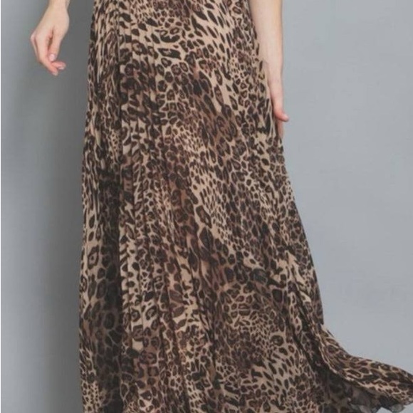 Renowned Fashion Brand Aakaa
Chiffon Pleated Leopard Cheetah Print Maxi Skirt - Picture 2 of 2